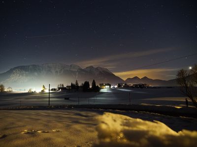 Flutlichtloipe vorm Haus