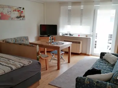 Wohnbereich, Blick Richtung Essbereich und Balkon