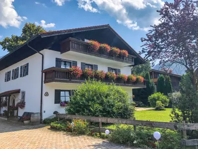 Hausansicht im Sommer