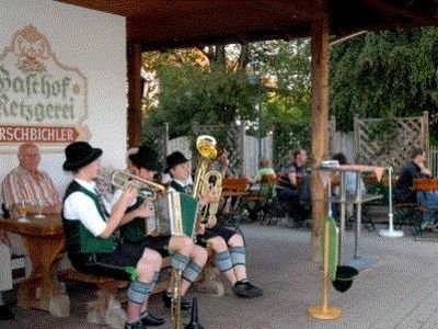 Musik vor dem Gasthof