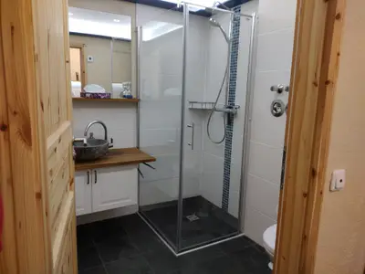 Badezimmer mit Douche-Waschbecken-WC