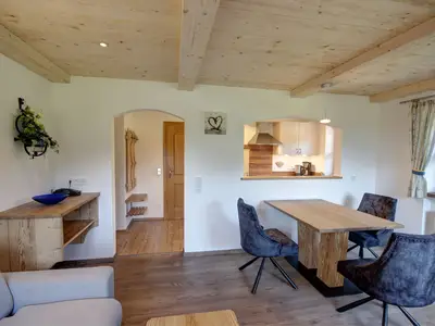 Wohnraum mit Blick in die Küche