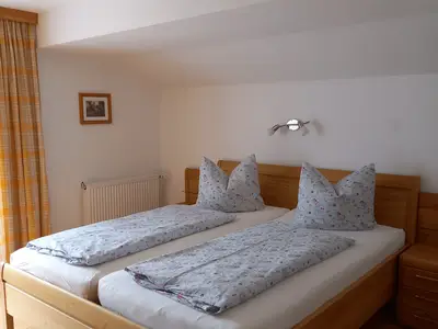 2. Schlafzimmer FW Buche