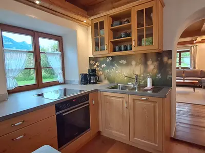 Exzellent ausgestattete Küche mit Blick in das Wohnzimmer