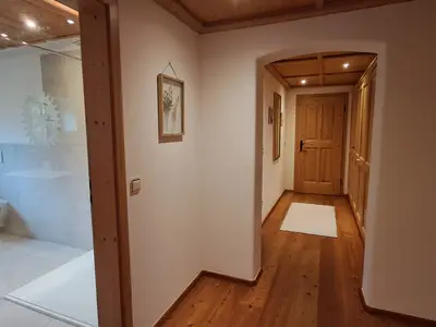 Blick vom großen Flur mit Einbauschrank in das Wohlfühlbad