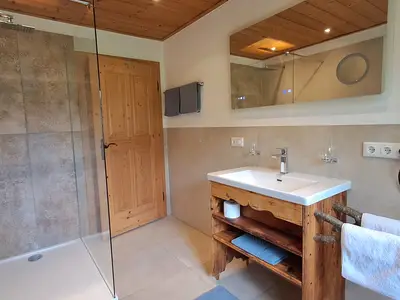 Helles Bad mit großer Regendusche