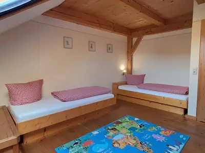 Separates Kinderzimmer mit Dachfenster