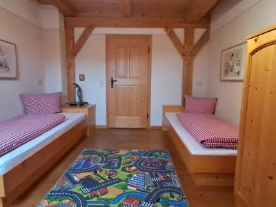 Separates Kinderzimmer mit Dachfenster