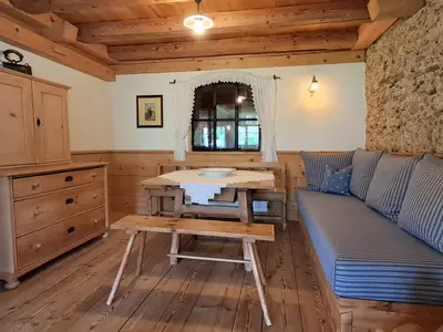 Wohnzimmer mit alter Natursteinmauer