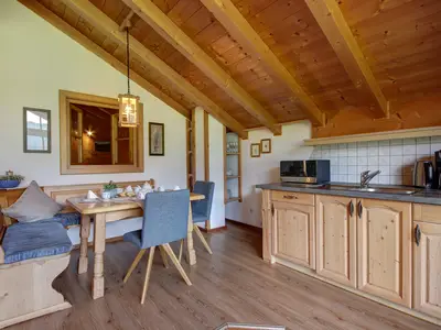 Essecke mit Durchsicht zum Schlafzimmer 1