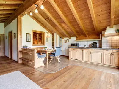 Wohnbereich mit Essecke und Küche