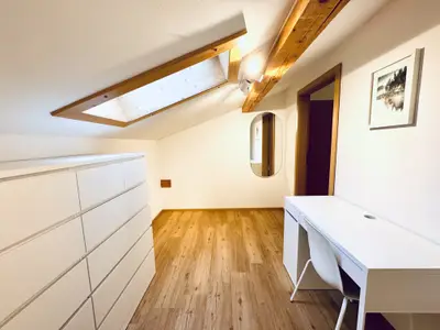 Ankleide mit Schreibtisch und Schränken