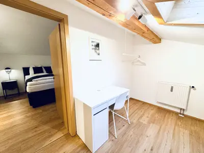 Ankleide mit Blick auf Schlafzimmer 1