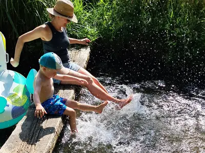 Abkühlung im Bach neben der Mühle
