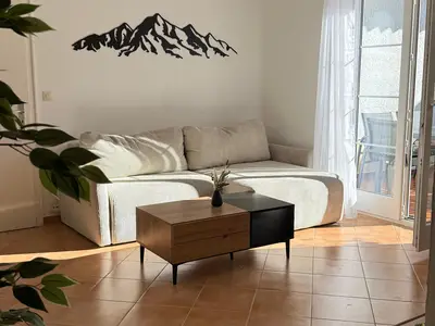 Wohnzimmer mit Blick auf die Schlafcouch