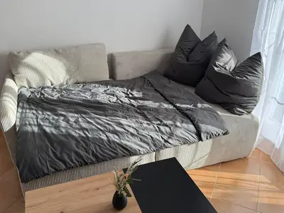 Bequeme Schlafcouch (inkl. Topper 1,27 m x 2,10 m)