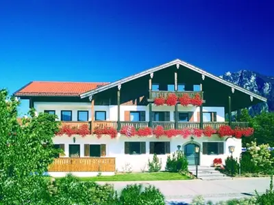 Hausansicht im Sommer