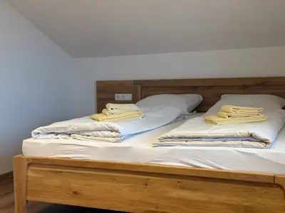 Schlafzimmer mit Doppelbett