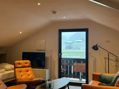 Wohnzimmer mit Balkon, Enzian