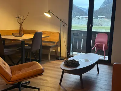 Wohn-Esszimmer mit Bergblick