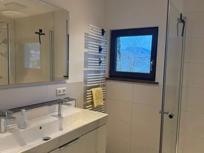 Badezimmer mit Tageslicht.