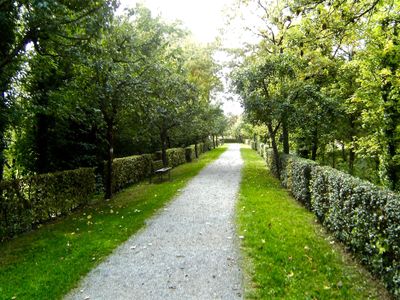 Herrenweg entlang der Burgbefestigung