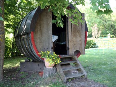 Weinfass mit Sitzplätzen und Tisch