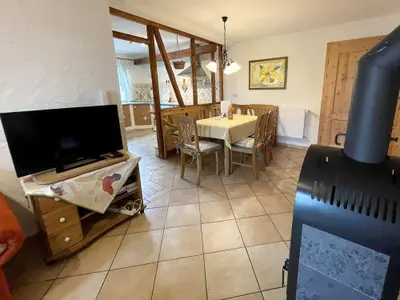 Fewo Hühnernest: Wohnraum mit Kaminofen