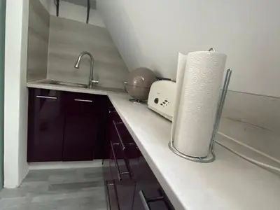 Küche mit Spühle und Kleingeräten