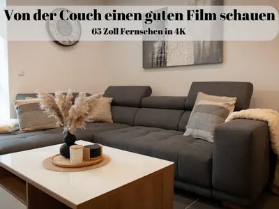 Auf der Couch Relaxen 65 Zoll Fernsehen schauen