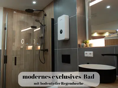 exclusives Bad mit bodentiefer Regendusche