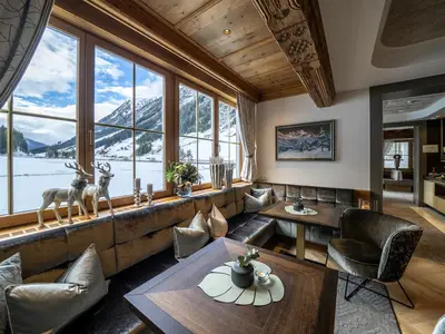 Bar & Lobby