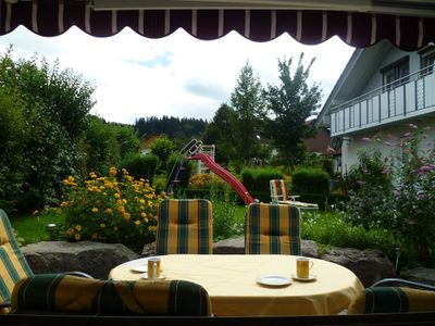 2_Sitzplatz mit Blick in Garten