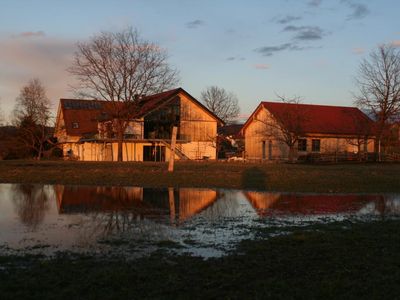 Blick vom Feld mit Riesenpfütze