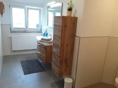 Bad mit Dusche und WC