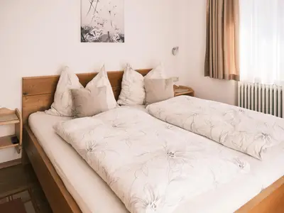 Gemütliches Doppelzimmer aus Holz mit eigenem Bad