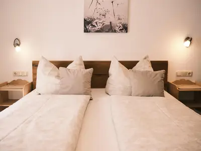 Gemütliches Doppelzimmer aus Holz mit eigenem Bad