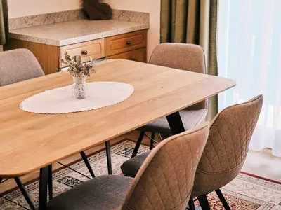 Esstisch in der Wohnküche | Appartement Seppi