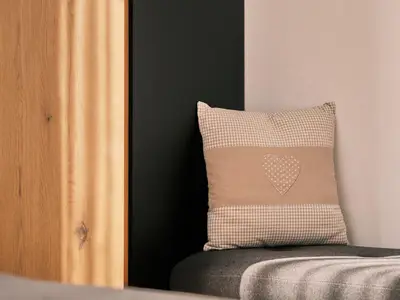 Liebevolle Details im Doppelzimmer aus Holz