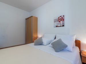 23932313-Ferienwohnung-3-Ivan Dolac-300x225-5