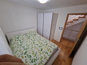 23587811-Ferienwohnung-8-Izola-300x225-2