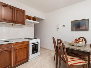 23733743-Ferienwohnung-4-Ičići-300x225-3