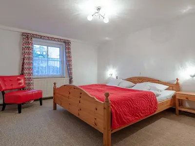 Ferienwohnung Rohrdommel Blick in eines der Schlafzimmer mit Doppelbett