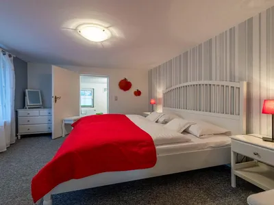 Ferienwohnung Graureiher Blick in das Schlafzimmer mit Doppelbett