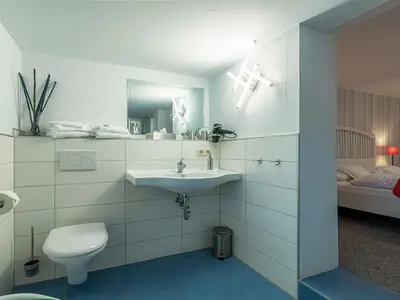 Ferienwohnung Graureiher Schlafzimmer mit Ensuite-Bad
