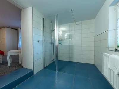 Ferienwohnung Graureiher Badezimmer Glasdusche