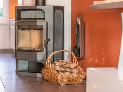 Ferienwohnung Fischadler Kamin im Wohnbereich