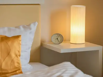 Ferienwohnung Fischadler Nachttisch mit Lampe