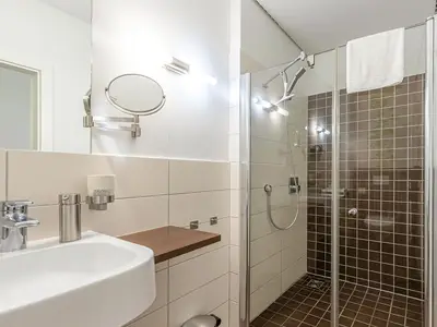 Ferienwohnung Fischadler Badezimmer mit Glasdusche