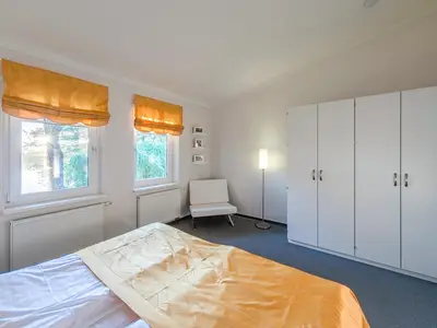 Ferienwohnung Haubentaucher Schlafzimmer mit Doppelbett und Kleiderschrank